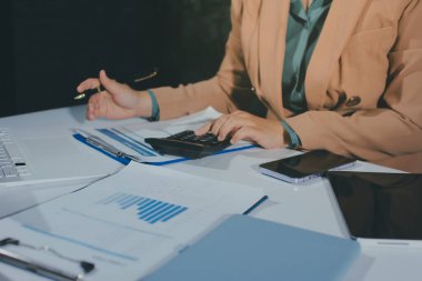 İşadamlarının yakın çekimleri notlar, cep telefonları, çizelgeler, masa, ofis