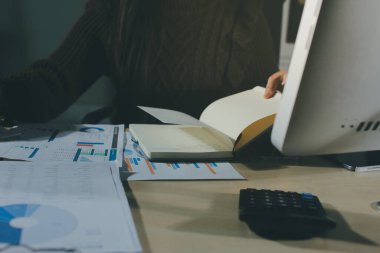 İşadamlarının yakın çekimleri notlar, cep telefonları, çizelgeler, masa, ofis