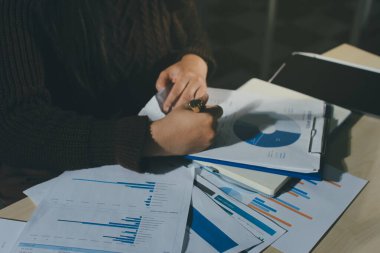 İşadamlarının yakın çekimleri notlar, cep telefonları, çizelgeler, masa, ofis