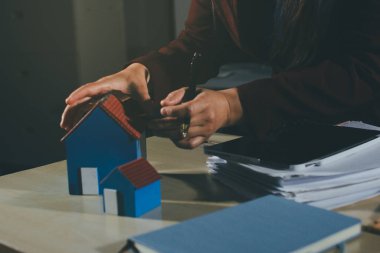 Müşteri emlak acentesinde emlak sözleşmesi imzaladı.