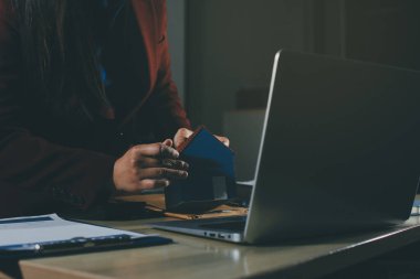 Müşteri emlak acentesinde emlak sözleşmesi imzaladı.