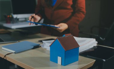 Müşteri emlak acentesinde emlak sözleşmesi imzaladı.