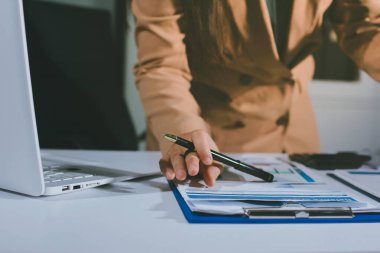 İşadamlarının yakın çekimleri notlar, cep telefonları, çizelgeler, masa, ofis