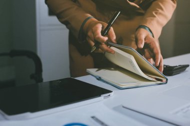 İşadamlarının yakın çekimleri notlar, cep telefonları, çizelgeler, masa, ofis