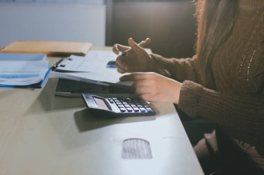 İşadamlarının yakın çekimleri notlar, cep telefonları, çizelgeler, masa, ofis