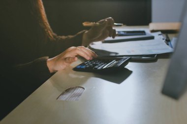 İşadamlarının yakın çekimleri notlar, cep telefonları, çizelgeler, masa, ofis