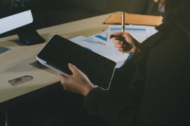 İşadamlarının yakın çekimleri notlar, cep telefonları, çizelgeler, masa, ofis