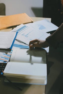 İşadamlarının yakın çekimleri notlar, cep telefonları, çizelgeler, masa, ofis