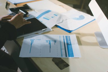 İşadamlarının yakın çekimleri notlar, cep telefonları, çizelgeler, masa, ofis