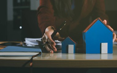 Müşteri emlak acentesinde emlak sözleşmesi imzaladı.