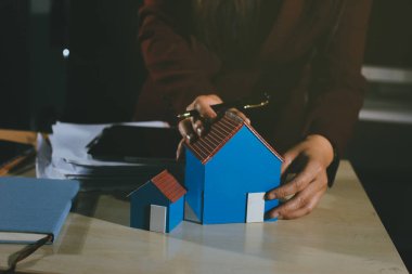 Müşteri emlak acentesinde emlak sözleşmesi imzaladı.