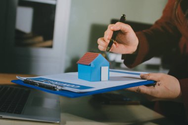 Müşteri emlak acentesinde emlak sözleşmesi imzaladı.