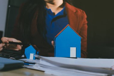 Müşteri emlak acentesinde emlak sözleşmesi imzaladı.