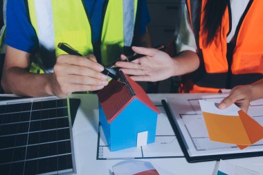 Endüstriyel mühendislerden oluşan bir ekip, fabrikadaki masada bulunan makine planlarını analiz ediyor. Fabrikada ya da üretim tesisinde çalışıyorum..