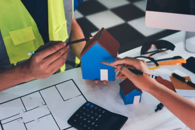 Endüstriyel mühendislerden oluşan bir ekip, fabrikadaki masada bulunan makine planlarını analiz ediyor. Fabrikada ya da üretim tesisinde çalışıyorum..