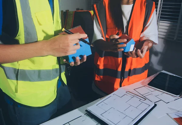 Endüstriyel mühendislerden oluşan bir ekip, fabrikadaki masada bulunan makine planlarını analiz ediyor. Fabrikada ya da üretim tesisinde çalışıyorum..