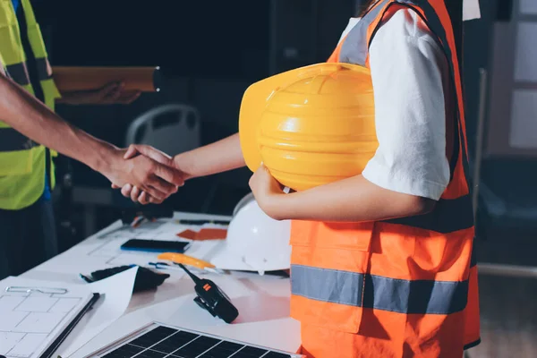 Endüstriyel mühendislerden oluşan bir ekip, fabrikadaki masada bulunan makine planlarını analiz ediyor. Fabrikada ya da üretim tesisinde çalışıyorum..