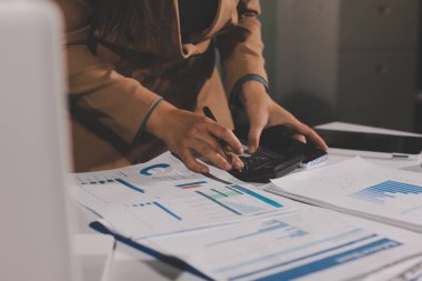 İşadamlarının yakın çekimleri notlar, cep telefonları, çizelgeler, masa, ofis