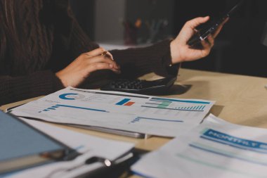 İşadamlarının yakın çekimleri notlar, cep telefonları, çizelgeler, masa, ofis