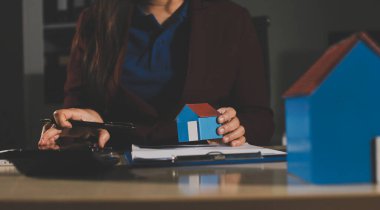 Müşteri emlak acentesinde emlak sözleşmesi imzaladı.