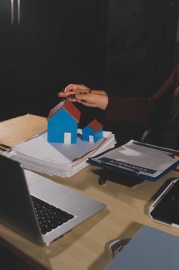 Müşteri emlak acentesinde emlak sözleşmesi imzaladı.