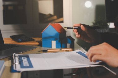 Müşteri emlak acentesinde emlak sözleşmesi imzaladı.