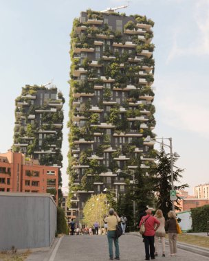 Milan, İtalya, 10 Haziran 2017: Gökdelen dikey orman (Bosco Verticale). 900'den fazla ağaç türlerin varlığı bu binanın özel özelliğidir.
