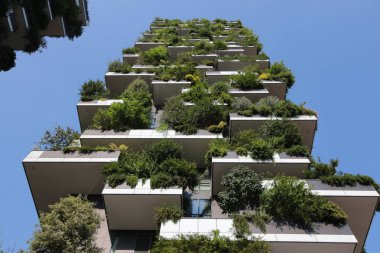 Milan, İtalya, 10 Haziran 2017: Gökdelen dikey orman (Bosco Verticale). 900'den fazla ağaç türlerin varlığı bu binanın özel özelliğidir.