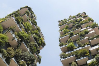 Milan, İtalya, 10 Haziran 2017: Gökdelen dikey orman (Bosco Verticale). 900'den fazla ağaç türlerin varlığı bu binanın özel özelliğidir.