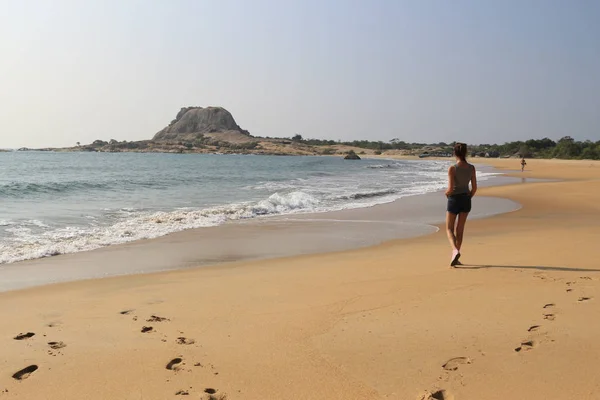 Jeune Fille Touristique Marche Sur Plage Dans Parc National Yala — Photo