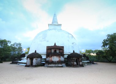 Kiri Vihara Stupa batımında Polonnaruwa, Sri Lanka