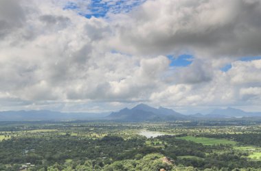 Sigiriya aslan Rock Sri Lanka tepesinden ormanın panoramik görünümü