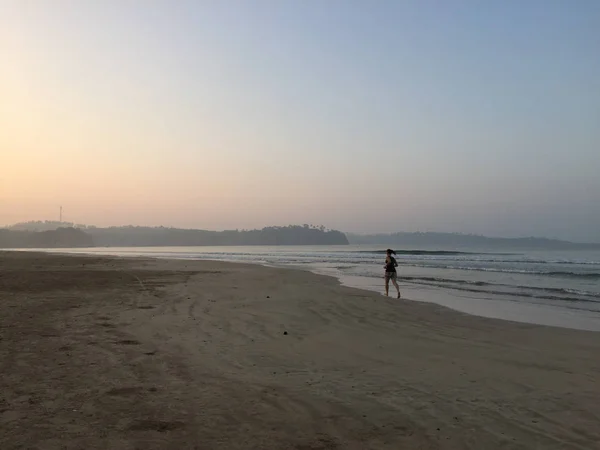 Young Tourist Jogging Sunrise Weligama Bay Sri Lanka — Stock Photo, Image