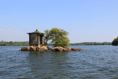 Küçük bir adada antik Budist Tapınağı Maduganga nehir, Galle bölgesinde, Güney Eyaleti, Sri Lanka 