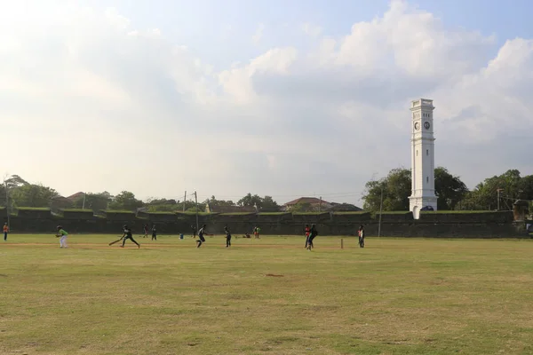 马特勒 2017年2月02日 Dondra 头灯塔 斯里兰卡的东南亚角 一些男孩正在玩板球比赛 — 图库照片