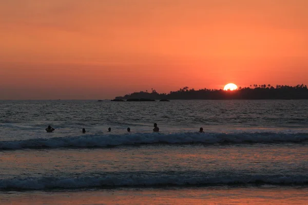 Захід Сонця Пляжі Weligama Bay Силует Людей Море Шрі Ланка — стокове фото