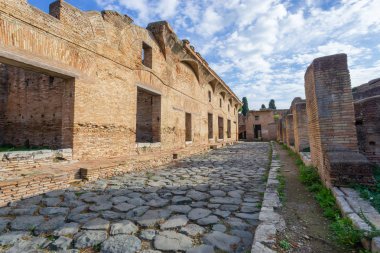 Ostia antica Roma, İtalya. Arkeolojik Roma İmparatorluğu sokak görünümü orijinal antik Roma yapıları ile