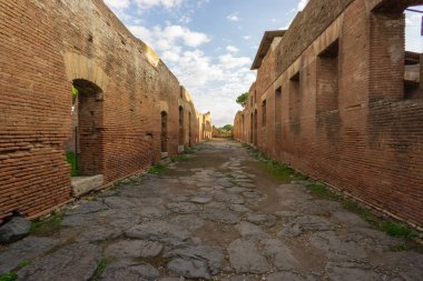 Ostia antica Roma, İtalya. Arkeolojik Roma İmparatorluğu sokak görünümü orijinal antik Roma yapıları ile