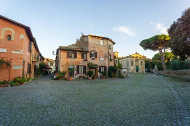 Ostia antica Roma, İtalya. Ortaçağ Köyü veya borgo yakınındaki Ostia Roma İmparatorluğu'nun antik liman Kazısı