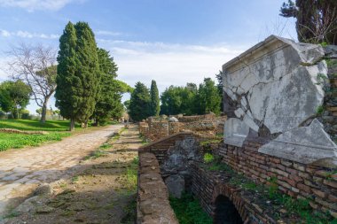 Ostia antica Roma, İtalya. Arkeolojik Roma İmparatorluğu sokak görünümü