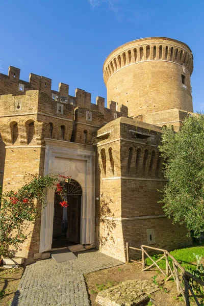 Ostia antica Roma, İtalya. Castle of Giulio II, Roma İmparatorluğu'nun Ostia antik antik liman kazı yakınındaki