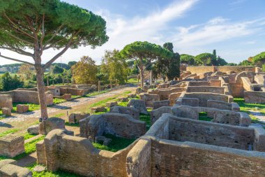 Ostia antica Roma, İtalya. Manzarada Roma arkeolojik kalıntıları