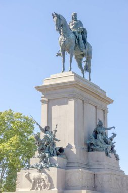 1895 yılında inşa edilen Giuseppe Garibaldi anıtı İtalya 'nın başkenti Roma' daki Gianicolo Tepesi 'nin en yüksek kesiminde yer almaktadır.