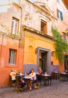 Roma, İtalya - 10 Ekim 2017: İnsanlar Roma 'nın tarihi bölgesi Trastevere' de tipik bir açık büfede yemek yiyorlar. 