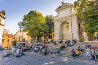 Roma, İtalya - 10 Ekim 2017: İnsanlar İtalya 'nın Trastevere bölgesindeki Trilussa Meydanı' nda bir açık hava konseri dinliyorlar.