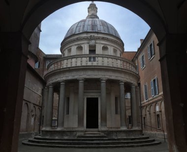 Sözde Tempietto Donato Bramante tarafından inşa edildi, muhtemelen 1502 yılına yakın bir zamanda, Montorio, İtalya 'da San Pietro' nun avlusunda.