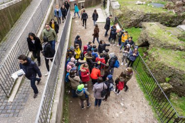 Roma, İtalya - 12 Nisan 2018: Bir grup genç okul gezisinde Antik Roma anıtını ziyaret ediyor