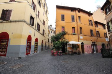 Roma, İtalya - 24 Kasım 2016: Roma, İtalya 'da Trastevere ilçesi eski caddesi