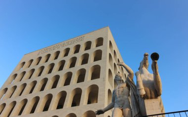 Roma, İtalya - 10 Aralık 2018: Palazzo della Civilta Italiana (Kare Kolezyum). Anıt Roma, İtalya Eur mali bölgesinde