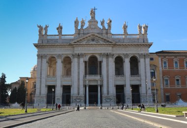 Roma, İtalya 'daki St. John Lateran Bazilikası (Laterano' daki Basilica di San Giovanni) cephesi